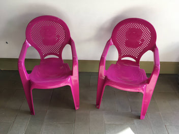 Lot de 2 chaises plastique rose lion