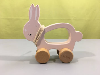 Lapin en bois rose à tirer, Trixie, peinture légèrement usée aux oreilles