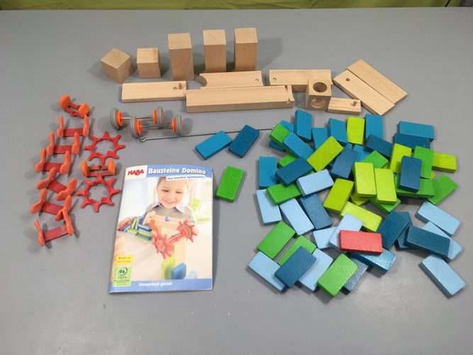 Jeu de billes et dominos en bois Bausteine Domino, moins cher chez Petit Kiwi