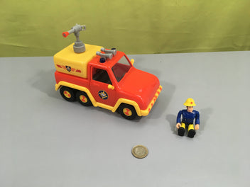 Véhicule sonore Sam le pompier + 1 figurine (chapeau tenant avec boule pâte pritt pouvant être enlevée)