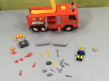 Camion sonore Jupiter Sam le pompier+Accessoires- La lance en plastiue rouge est abimée à l'insertion finale