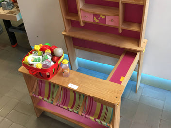 Petit magasin en bois, textile rayé multicolore + lot d'accessoires