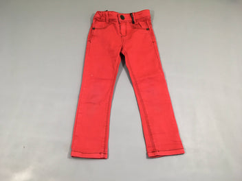 Pantalon rouge, petite tache et genoux un peu décolorés