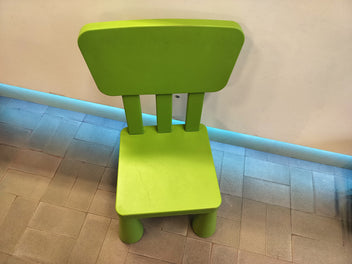 Chaise en plastique vert