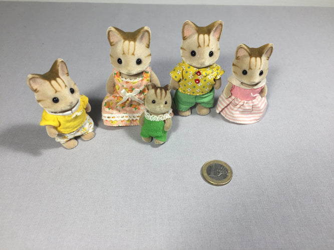 Sylvanian Families - Le Village - La Famille Chat Tigre + 1 bébé, moins cher chez Petit Kiwi