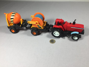 Tracteur rouge avec 2 remorques de chantier