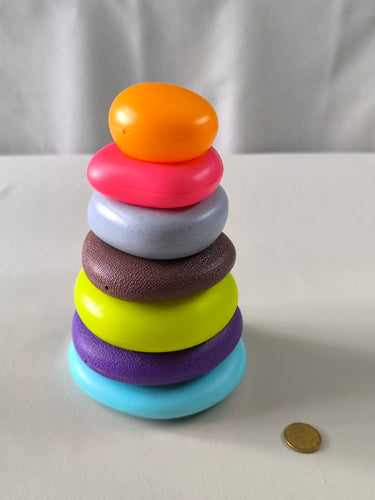 7 galets à empiler texturés multicolore, moins cher chez Petit Kiwi