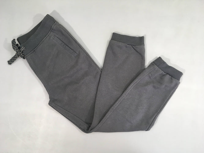 Pantalon de training gris foncé, légèrement bouloché, moins cher chez Petit Kiwi