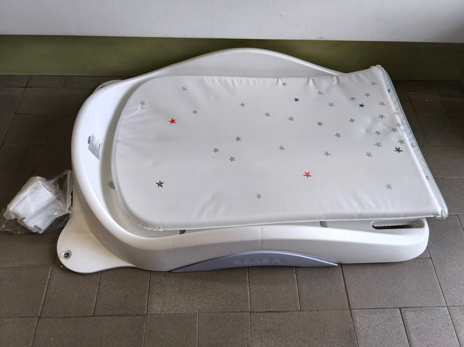 Plan à langer à ventouses avec 2 tablettes latérales rétractables avec matelas, moins cher chez Petit Kiwi