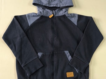 Gilet zippé à capuche gris foncé poches ventrales écusson 