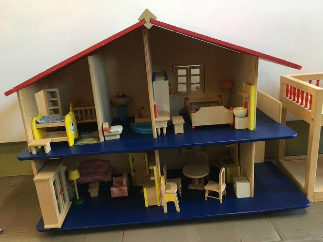 Maison de poupées en bois (55-74cm) + Annexe (34-36,5cm) équipée de nombreux meubles., moins cher chez Petit Kiwi