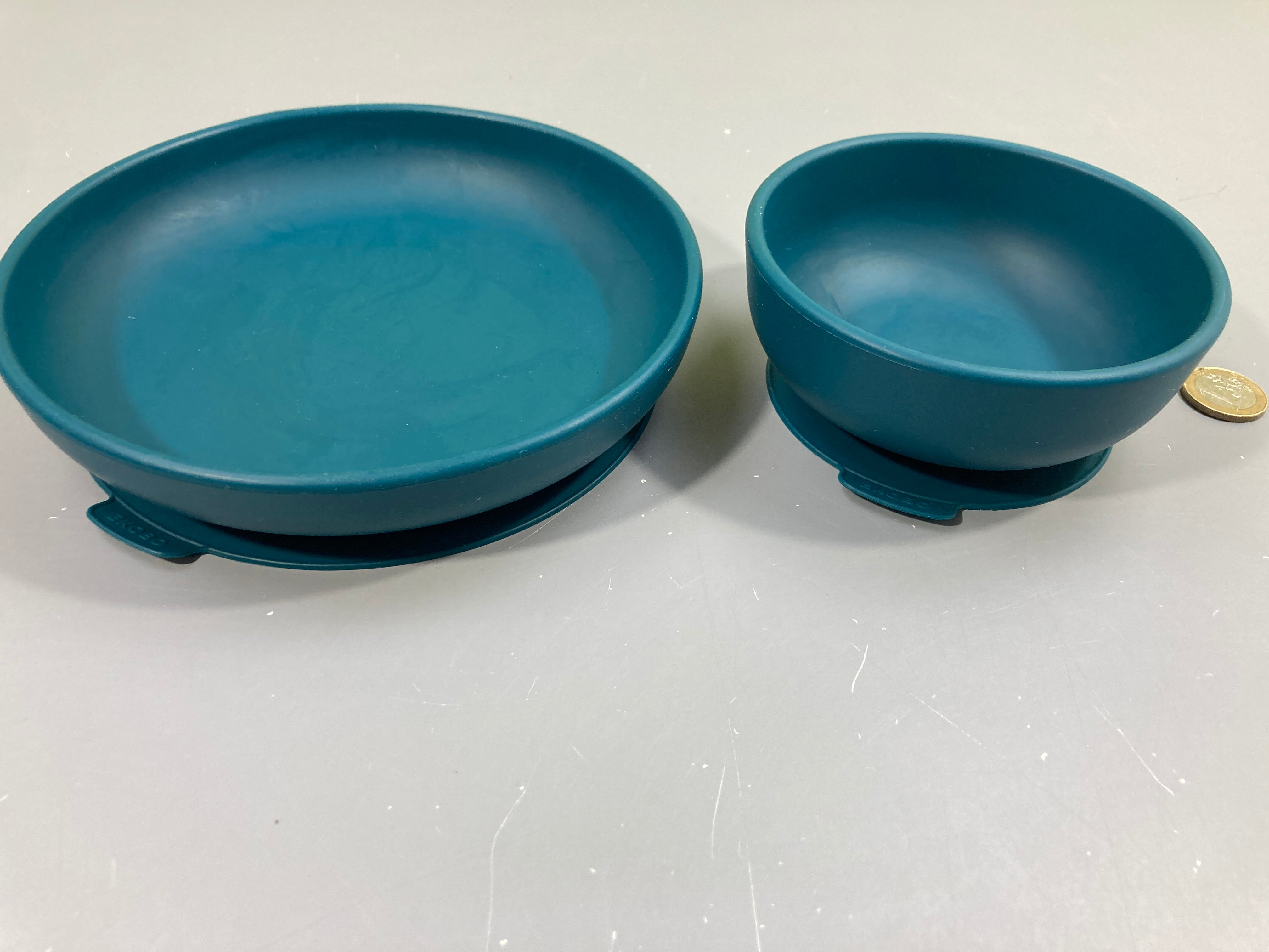 Assiette et bol en silicone bleu foncé Ekobo