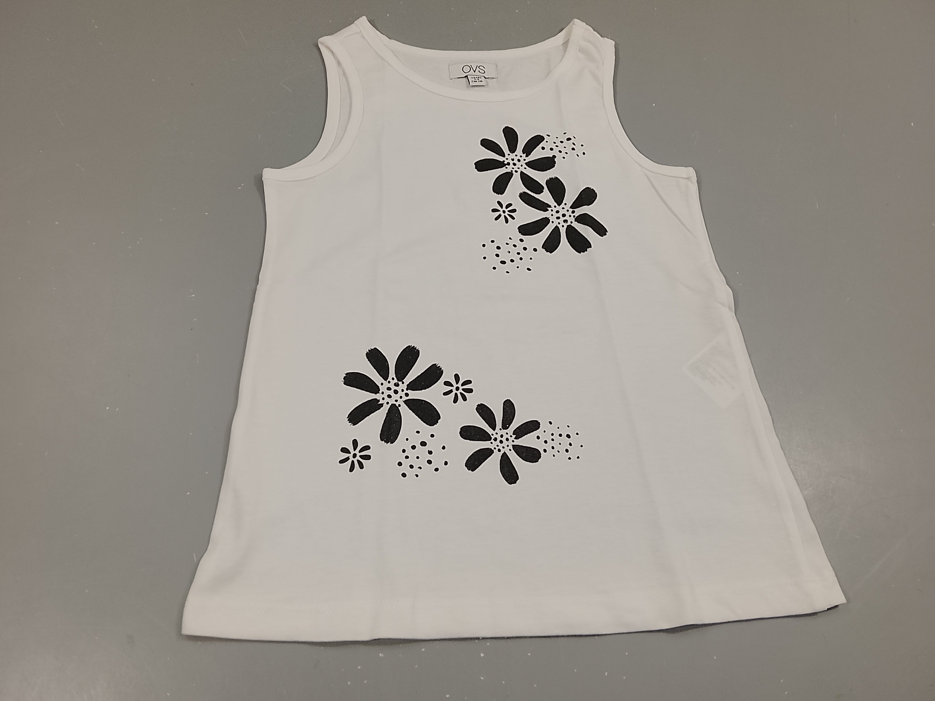 Débardeur blanc, fleurs noires