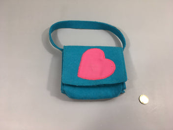 Sac bleu feutrine coeur rose