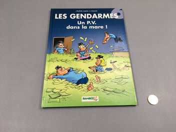 Les gendarmes  6 - Un PV dans la mare!