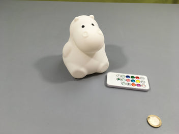 Veilleuse Hippopotame en silicone 12 cm avec télécommande-Change de couleur et d'intensité-Fonctionne