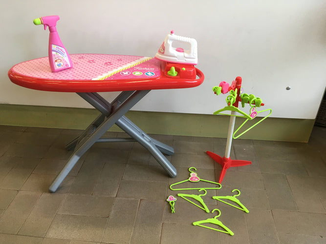 Planche à repasser en plastique rose avec accessoires, moins cher chez Petit Kiwi