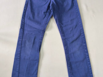 Pantalon bleu (légèrement usé aux genoux)