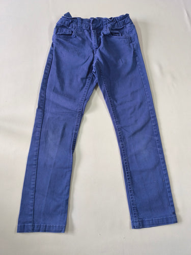 Pantalon bleu (légèrement usé aux genoux), moins cher chez Petit Kiwi