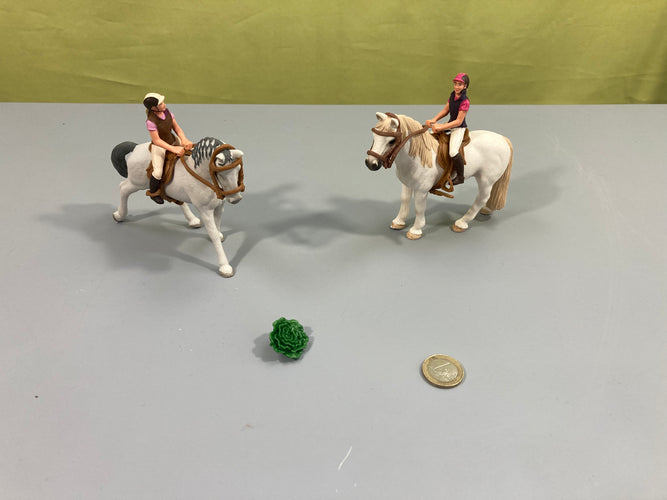 Lot de 2 chevaux blancs et 2 cavallières, Schleich, moins cher chez Petit Kiwi