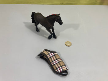 Cheval noir avec couverture décousue, Schleich