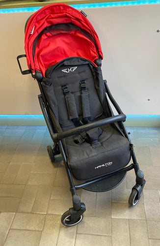 Poussette canne compacte One Sport R1 Hamilton avec moustiquaire, porte gobelet et sac de rangement, moins cher chez Petit Kiwi