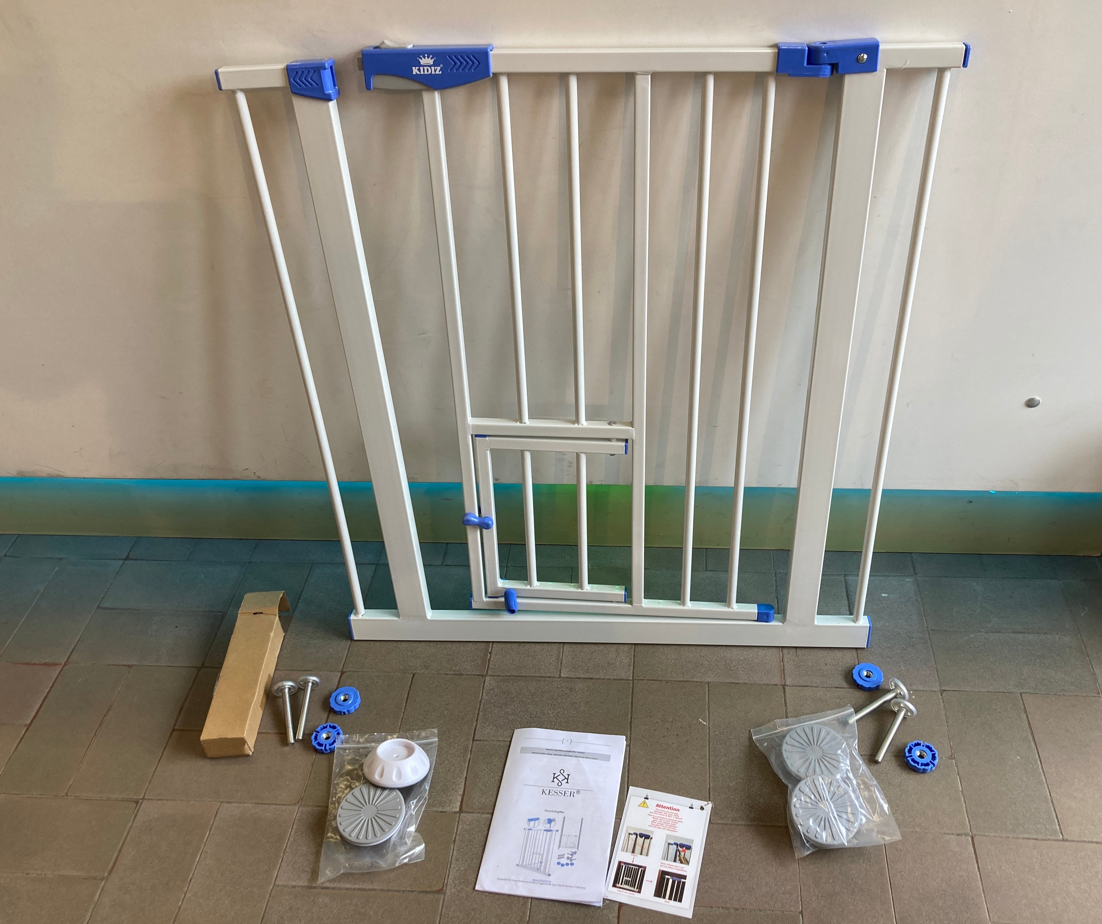 Barrière de sécurité d'escalier/porte 74à 87 cm avec chatière Sans perçage. Métal blanc-bleu Plastique un peu blanchi