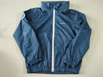 Veste coupe-vent à capuche retroussable bleue foncée zip blanc (2 minis trous à l'arrière)