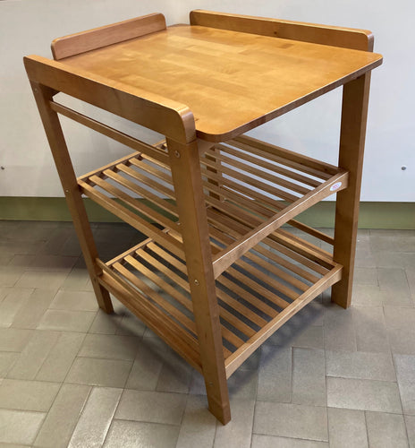 Table à langer en bois L-77,5cm/ l-60cm/ Hteur-91,5cm rebords compris avec 2 niveaux de rangement, moins cher chez Petit Kiwi