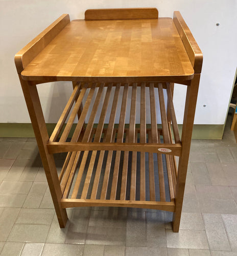 Table à langer en bois L-77,5cm/ l-60cm/ Hteur-91,5cm rebords compris avec 2 niveaux de rangement, moins cher chez Petit Kiwi