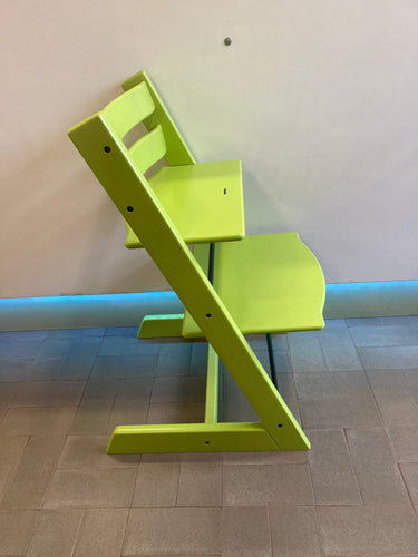 Chaise évolutive stokke verte + housse et baby set vert (attache centrale cassée voir photo), quelques coups dans la peinture (label n°230300 compatible avec newborn et babyset), moins cher chez Petit Kiwi