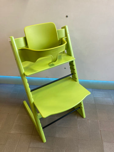 Chaise évolutive stokke verte + housse et baby set vert (attache centrale cassée voir photo), quelques coups dans la peinture (label n°230300 compatible avec newborn et babyset), moins cher chez Petit Kiwi