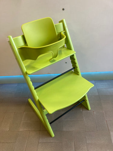 Chaise évolutive stokke verte + housse et baby set vert (attache centrale cassée voir photo), quelques coups dans la peinture (label n°230300 compatible avec newborn et babyset), moins cher chez Petit Kiwi