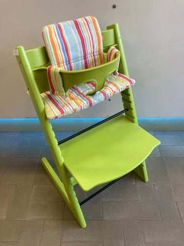 Chaise évolutive stokke verte + housse et baby set vert (attache centrale cassée voir photo), quelques coups dans la peinture (label n°230300 compatible avec newborn et babyset), moins cher chez Petit Kiwi