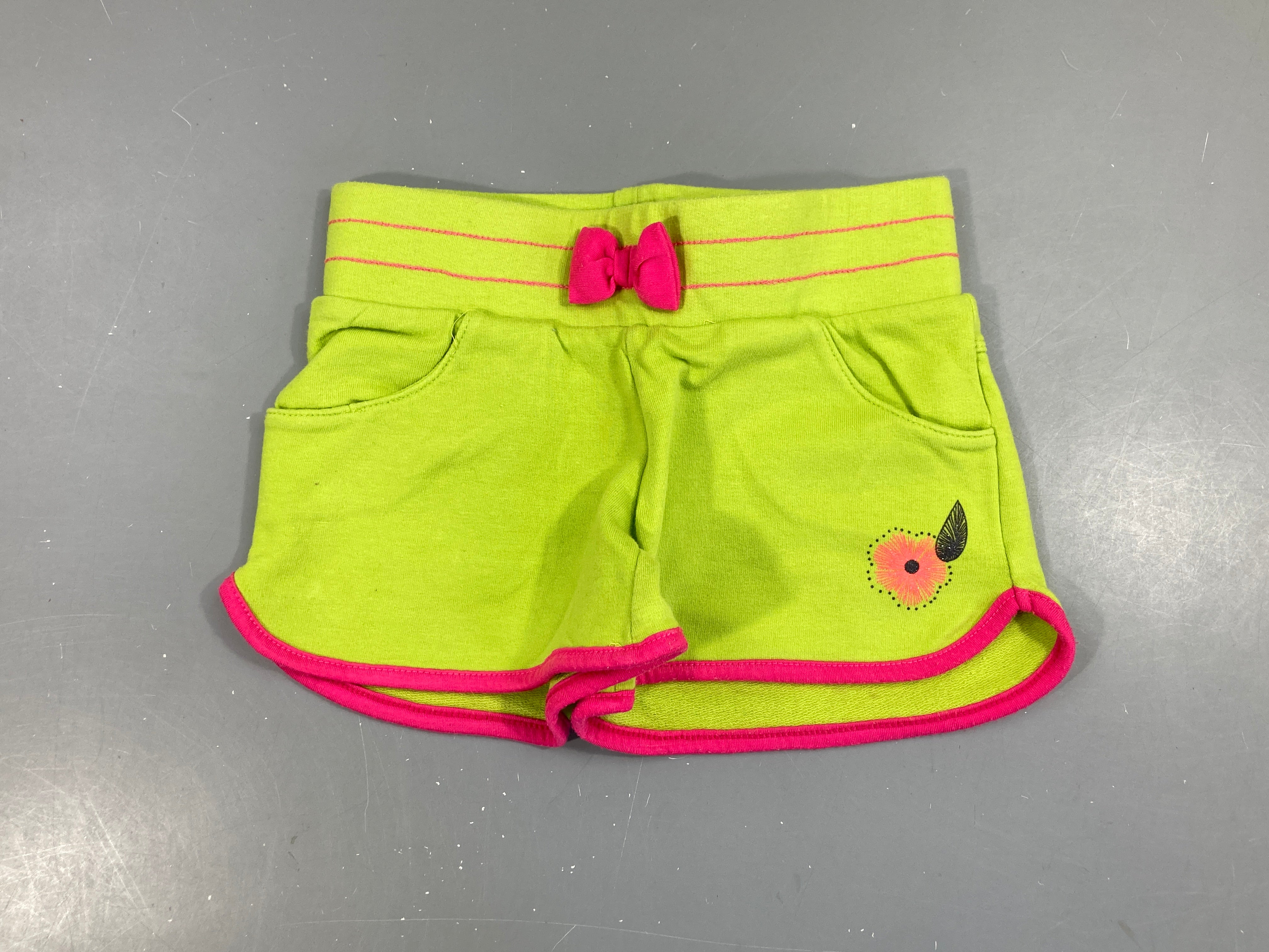 Short molleton vert anis bouloché