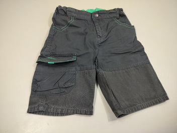 Short bleu marine, vert . Pas de taille indiquée, estimée: 6 ans