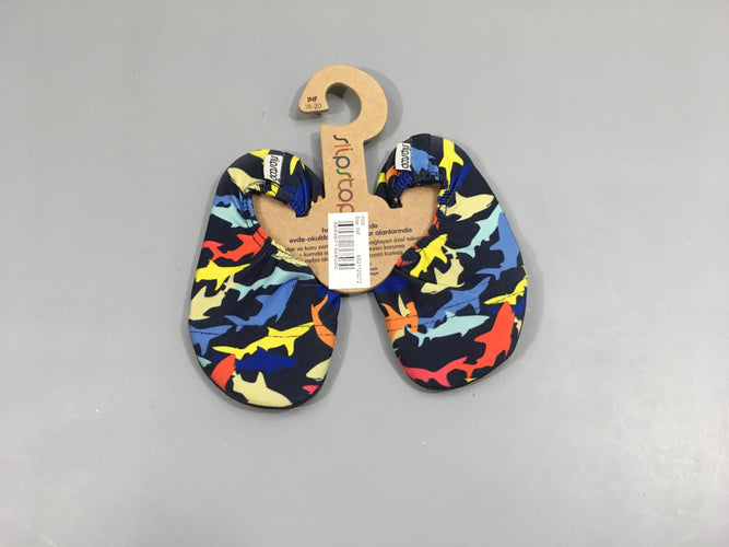 NEUF Chaussons anti dérapant eau et sable bleu avec requins multicolores, p 18-20, Slipstop, moins cher chez Petit Kiwi