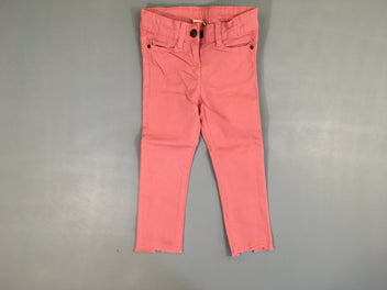 Pantalon rose pâle effet éraillé/effilé bas