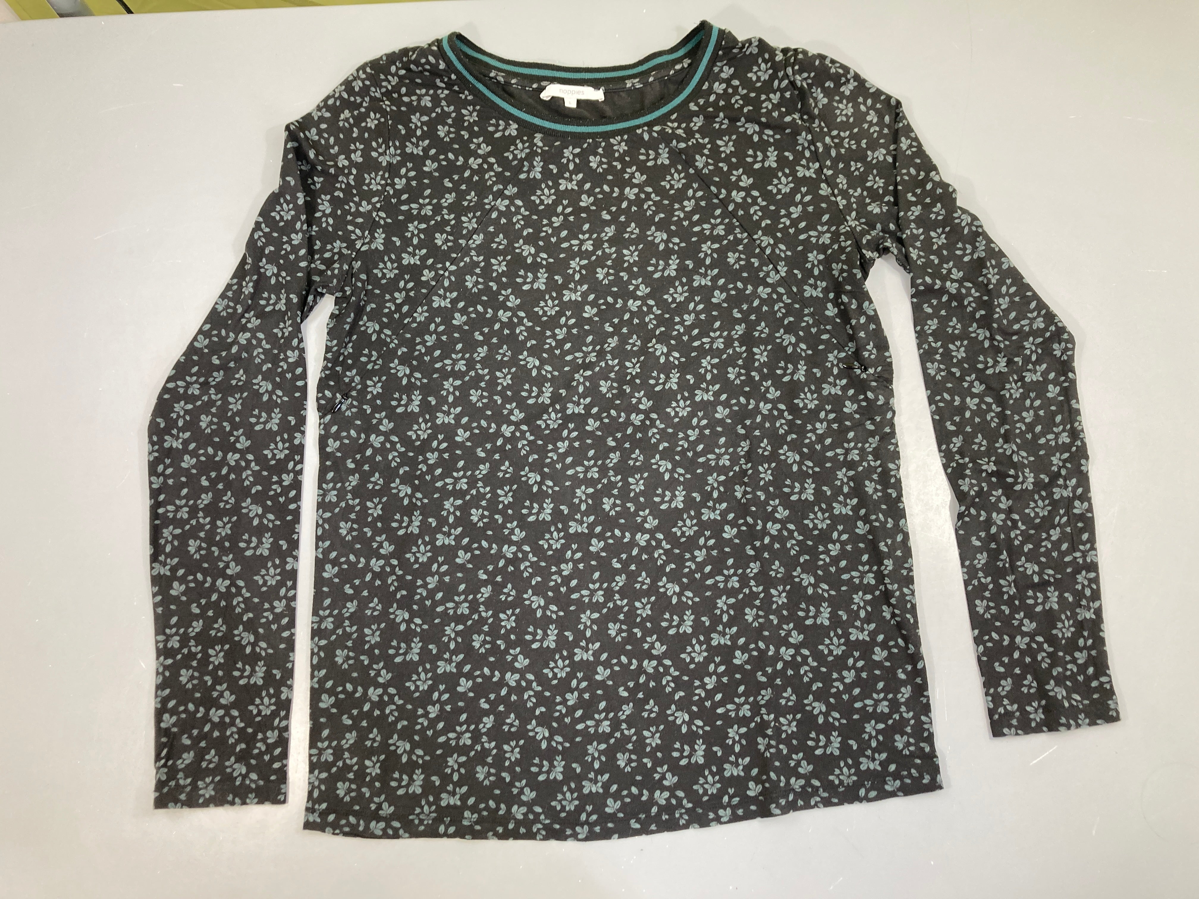 T-shirt m.l d'allaitement jersey noir fleurs, légèrement bouloché