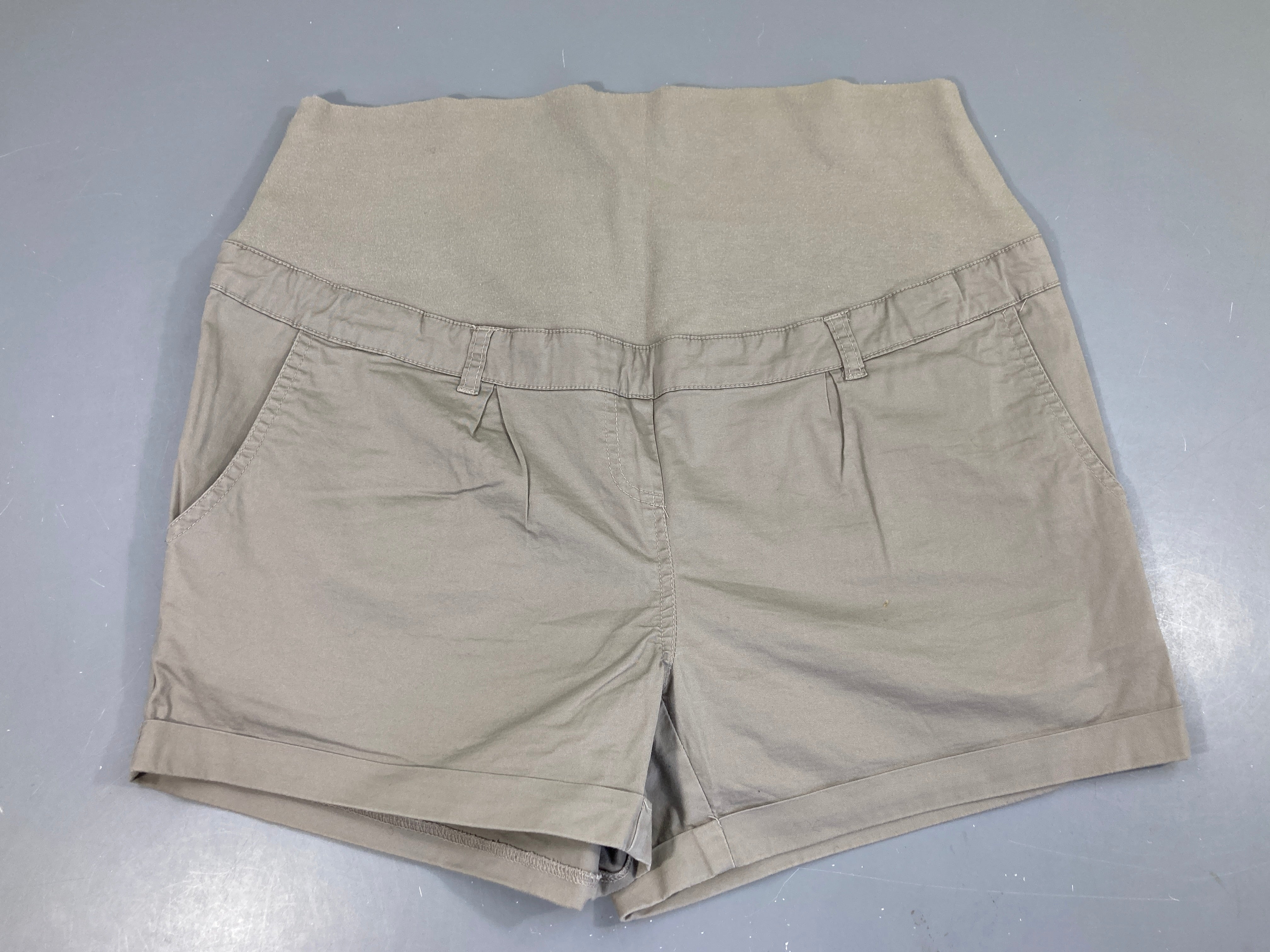 Short beige à revers, taille boulochée