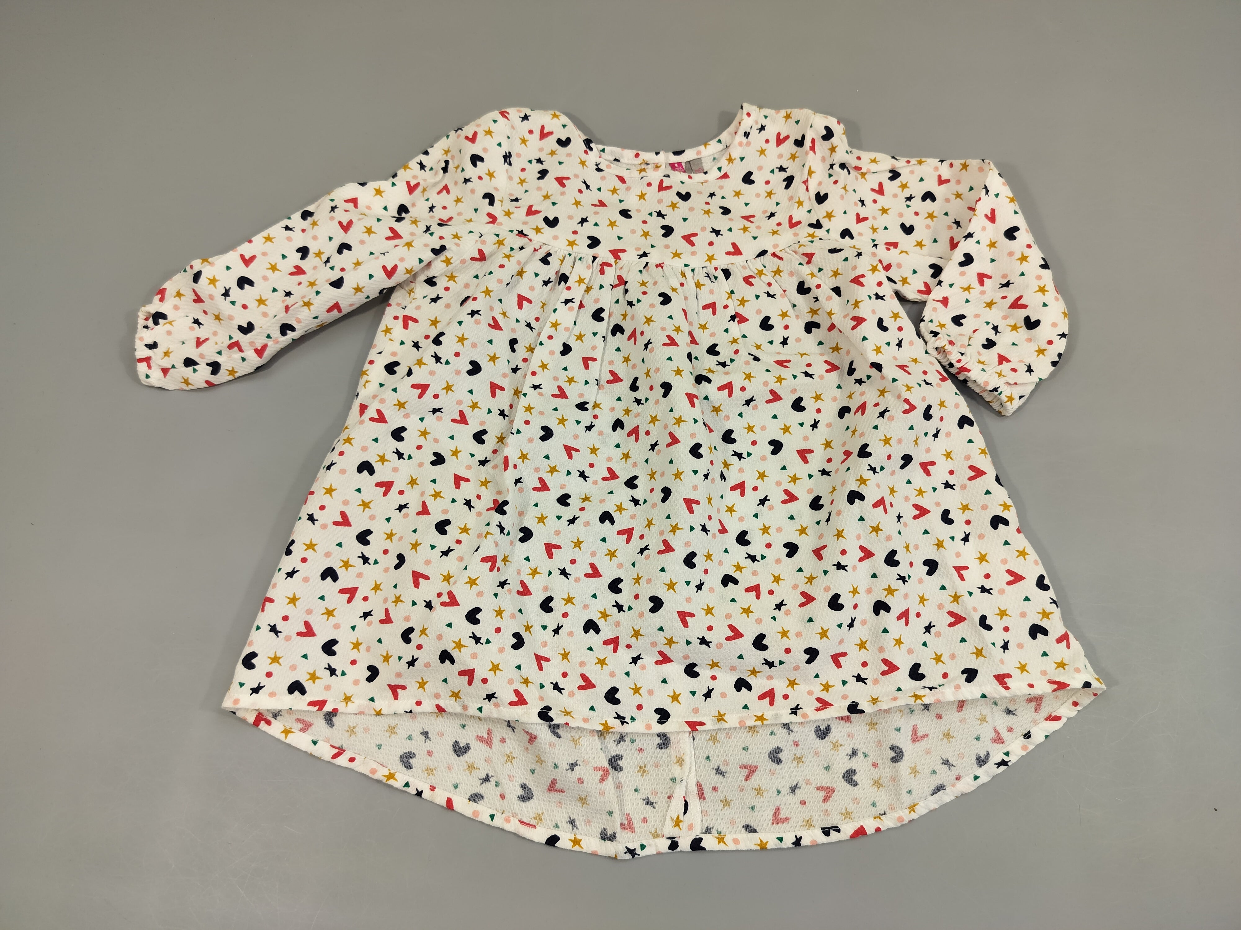 Robe ml blanche texturée motifs colorés(étoiles dorées,  coeurs roses,...)