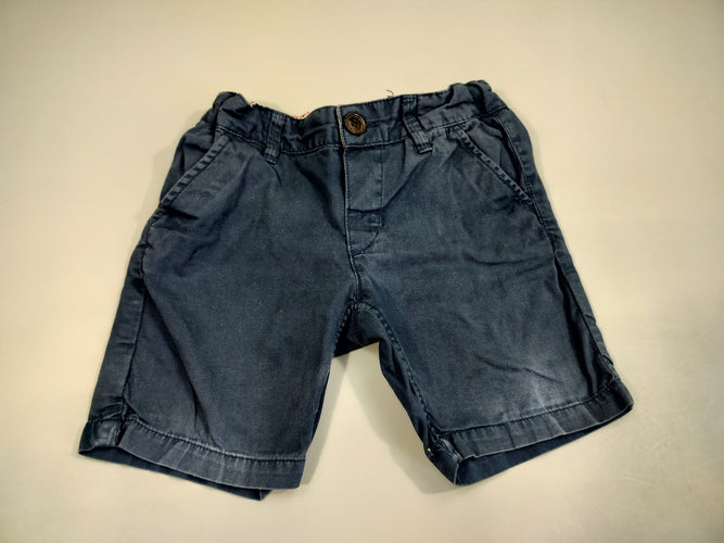 Bermuda chino bleu marine (légèrement décolré sur le dessous), moins cher chez Petit Kiwi