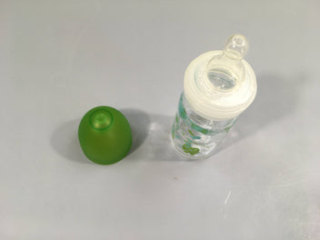 Biberon en verre Bébé confort , dessins verts  110 ml avec tétine 3 vitesses