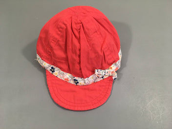 Casquette souple rose , ruban blanc à fleurs . Pas de taille indiquée