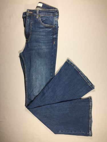 Bershka - Jeans bleu évasé dans le bas (S), moins cher chez Petit Kiwi