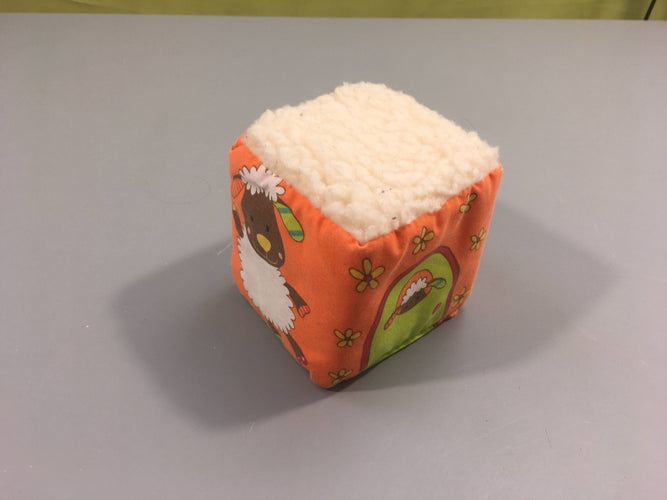 Cube textile mouton, moins cher chez Petit Kiwi