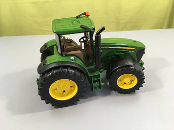 Tracteur John Deere en plastique vert