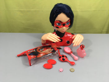 Tête à coiffer de luxe Miraculous Ladybug + Trousse contenant accessoires de coiffure