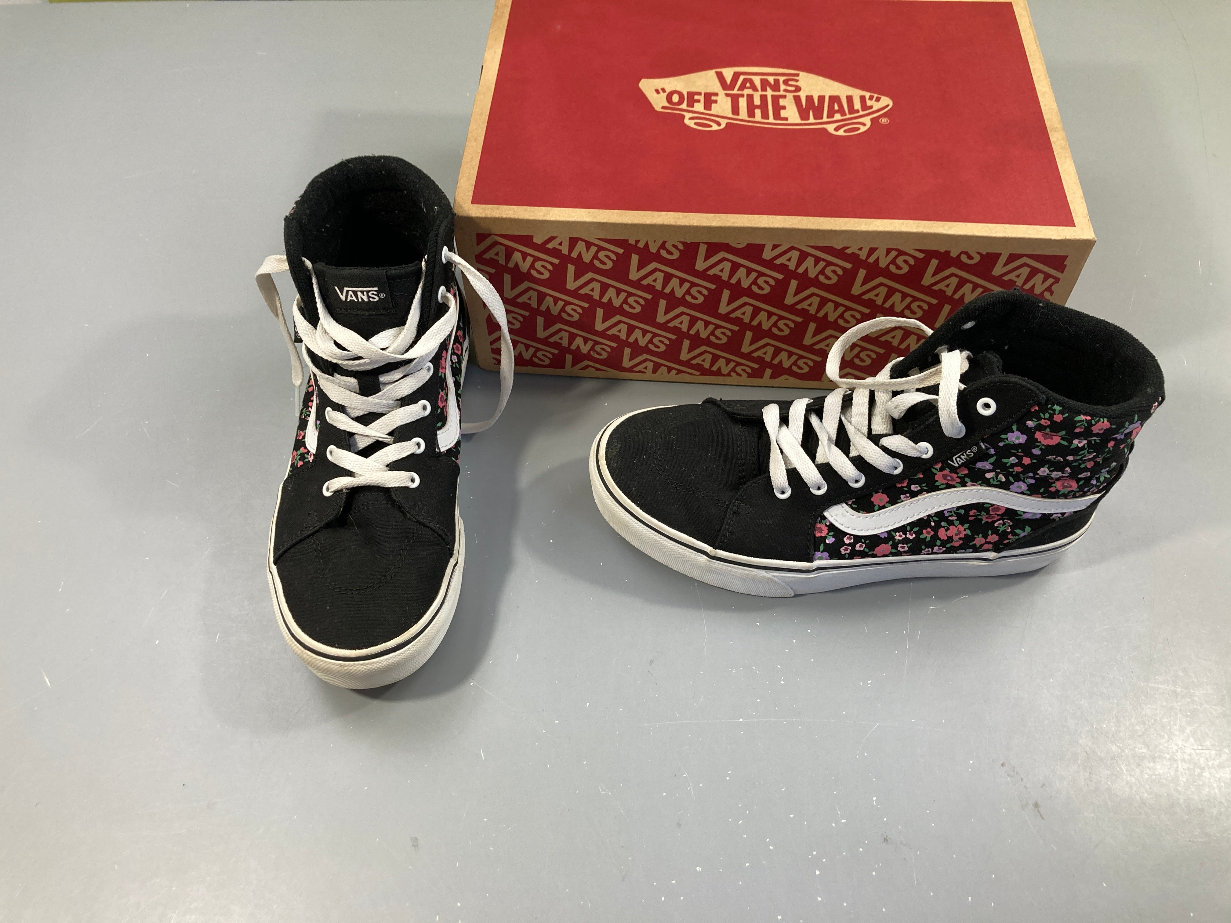 Parfait état-Baskets Vans toile noire fleurie