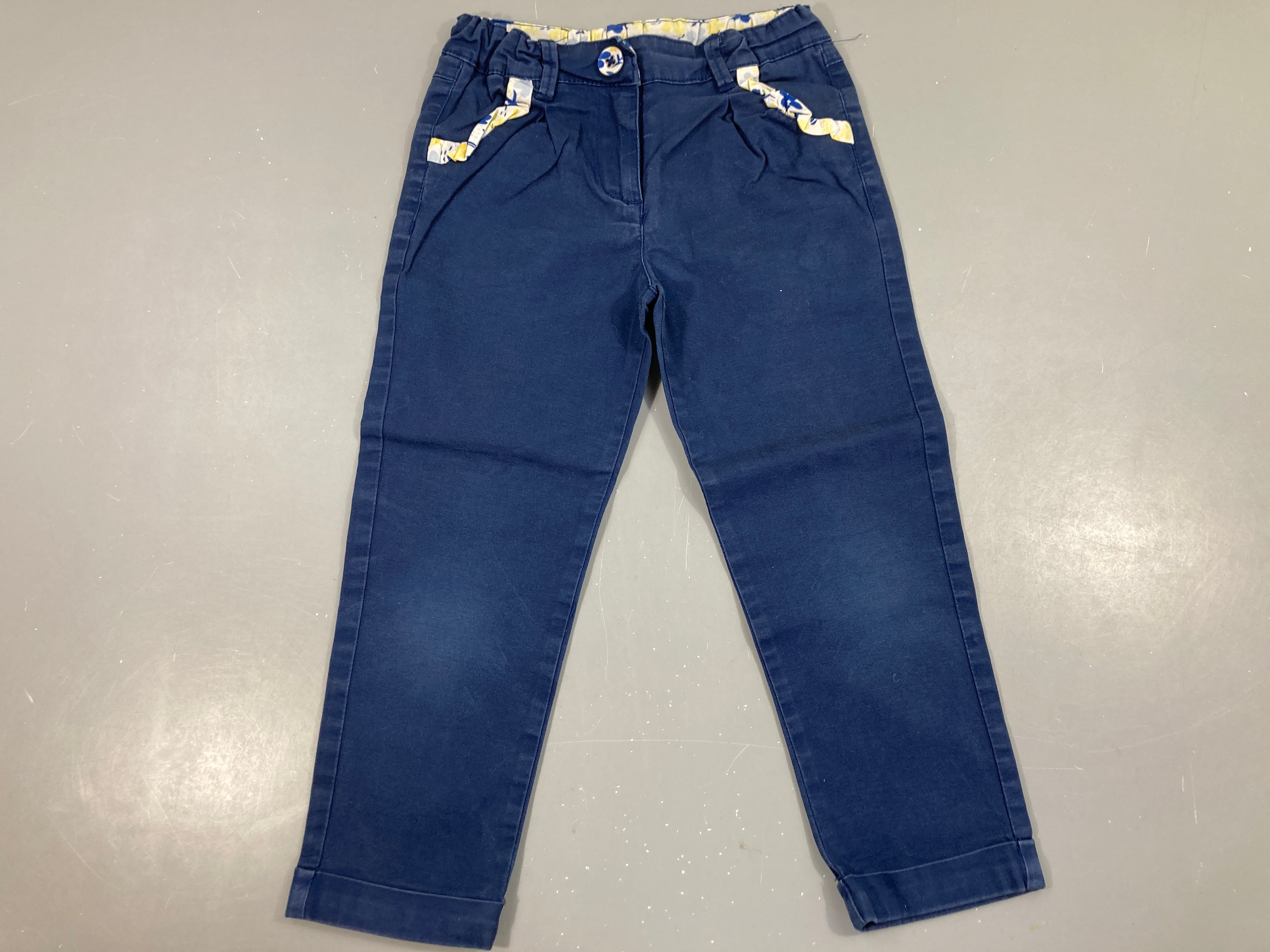 Pantalon bleu bouton fleuri Légèrement délavé coutures